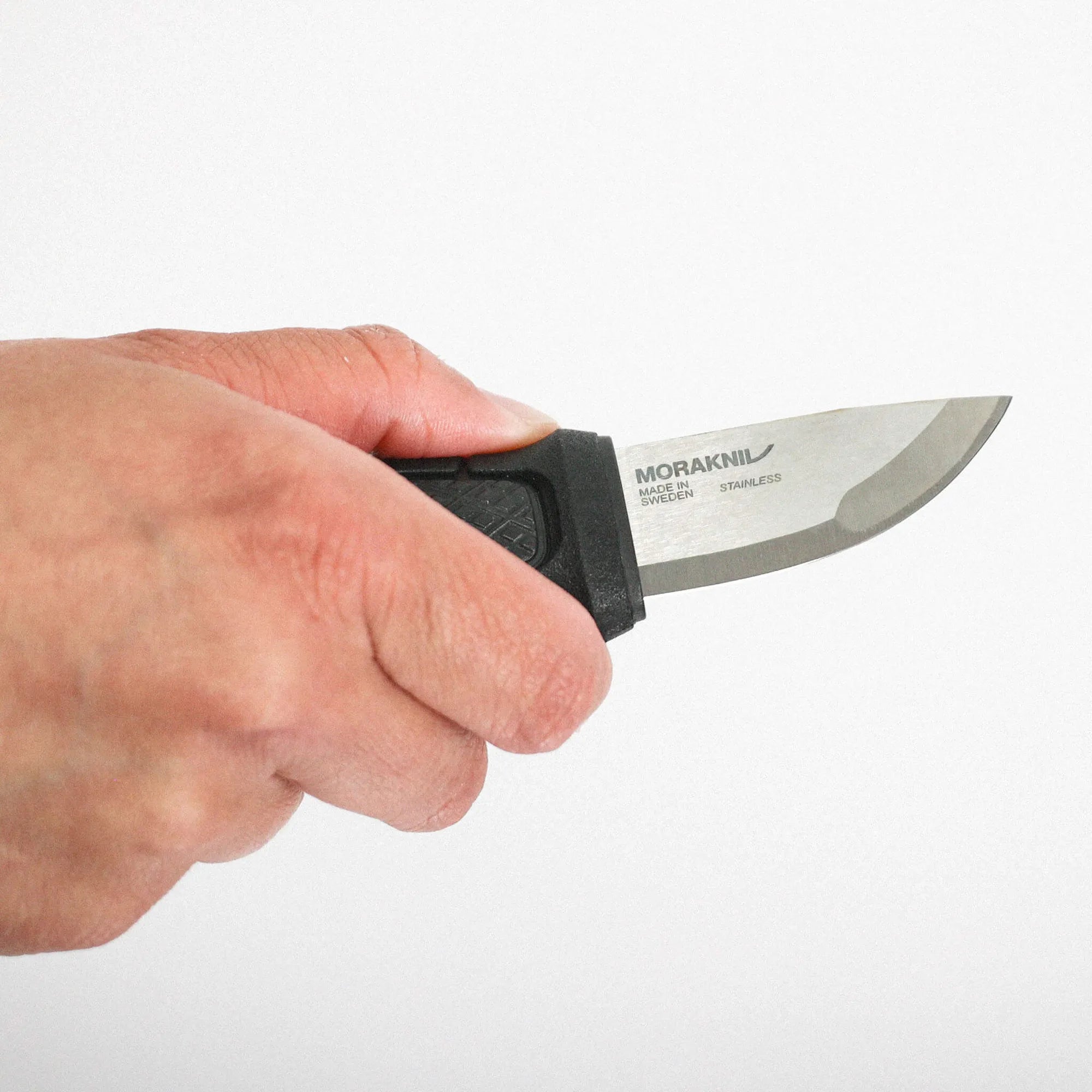 Eldris_S_Black_Knife_Hand