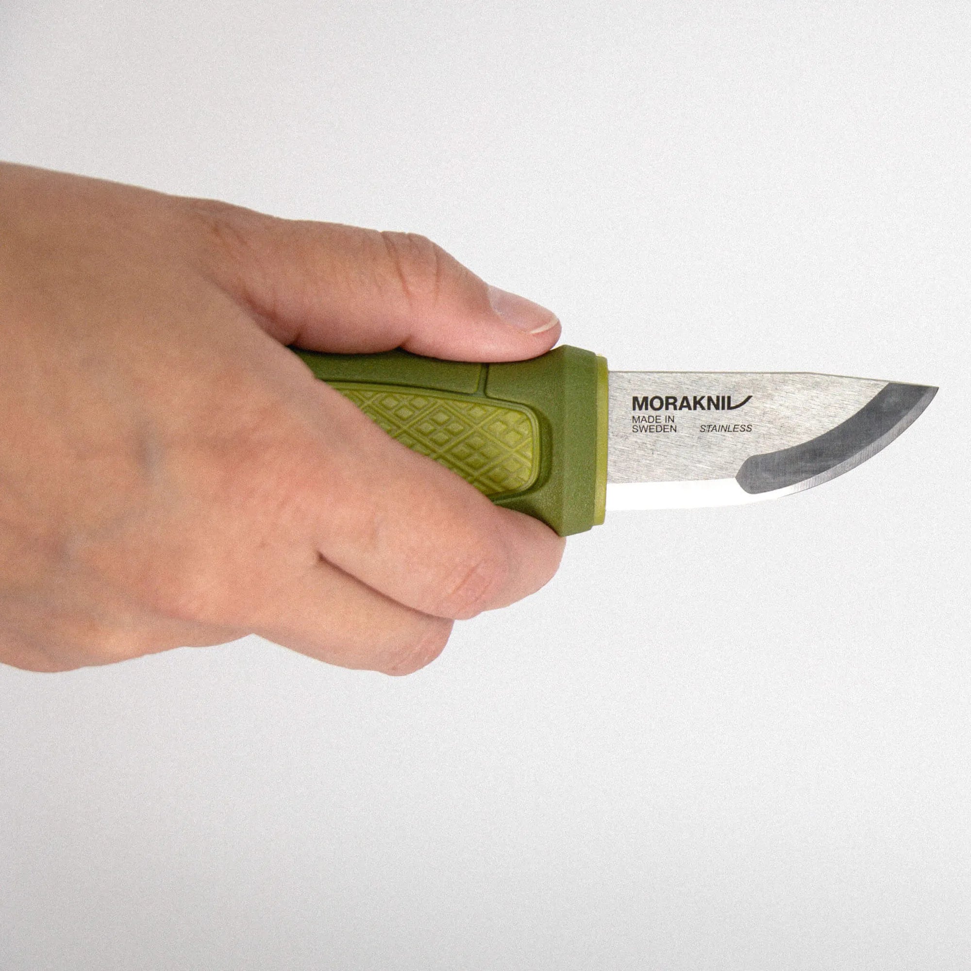 Eldris_Green_Knife_Hand
