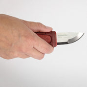 Eldris_Red_Knife_Hand