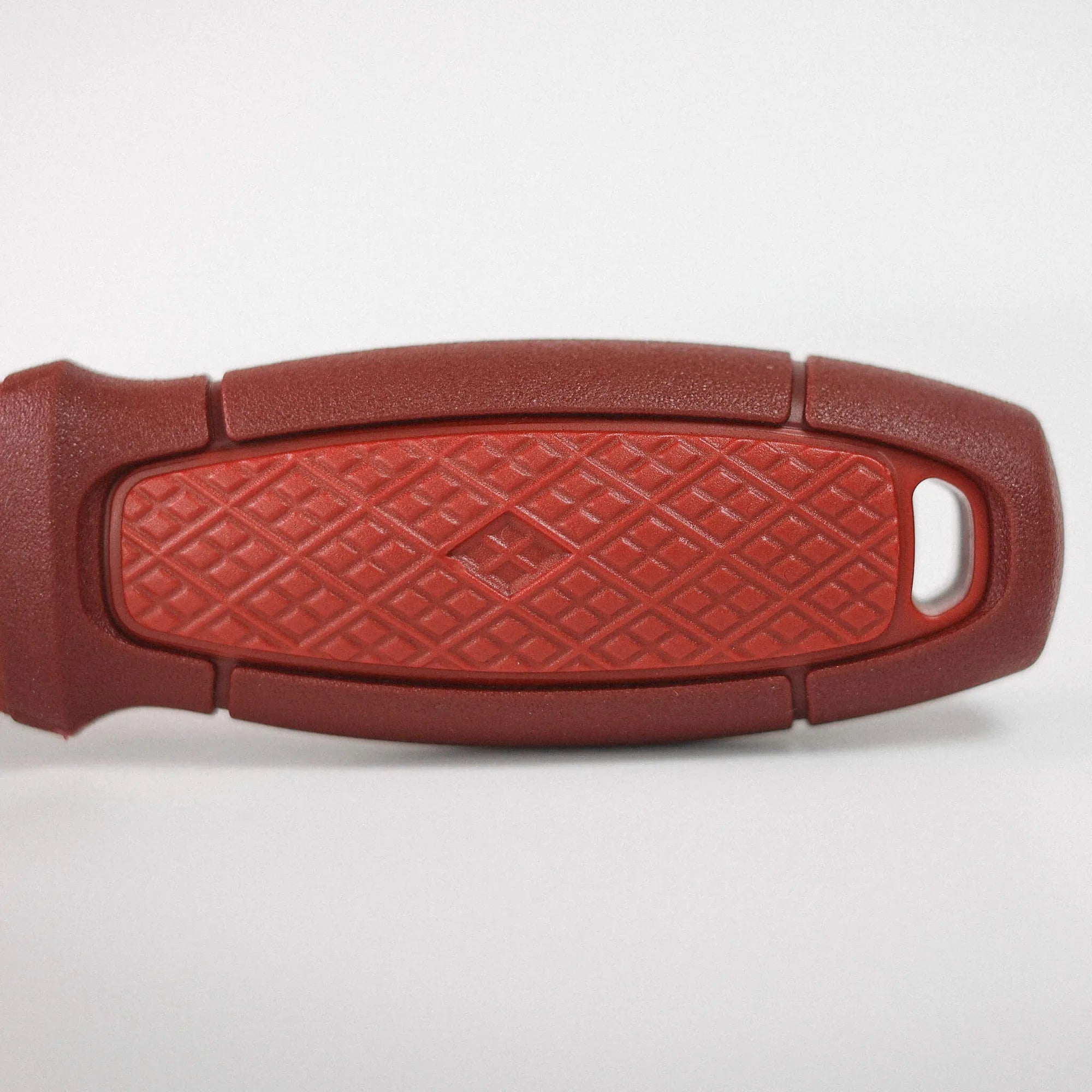 Eldris_S_Red_Knife_Handle_Closeup