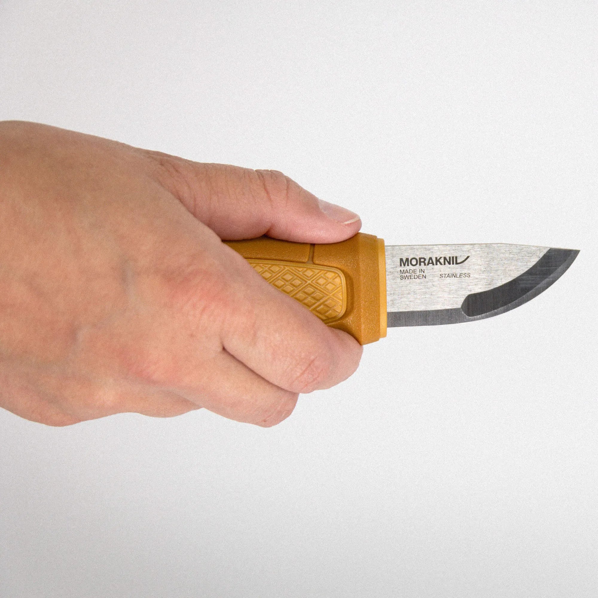 Eldris_Yellow_Knife_Hand