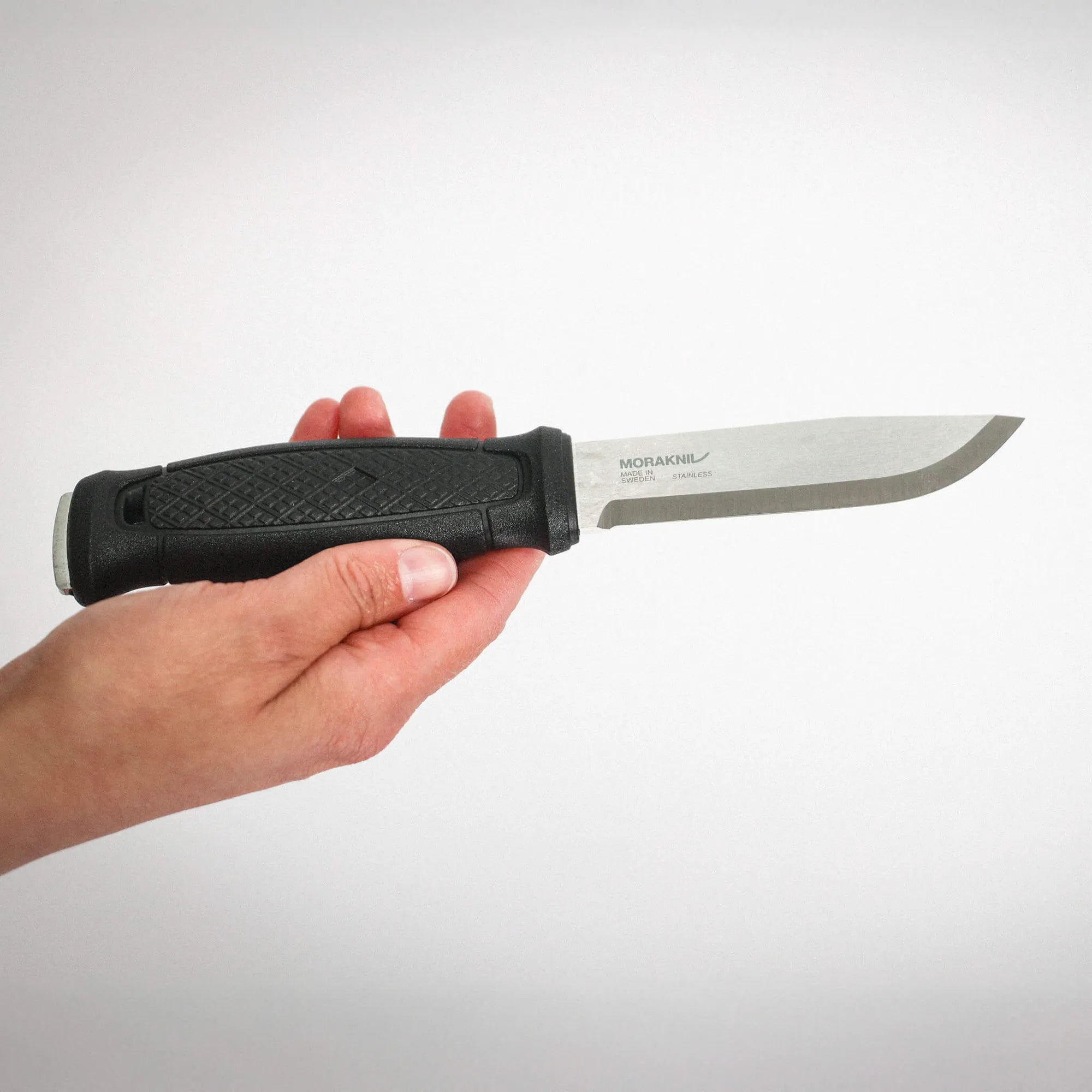 Garberg_S_Black_Knife_Hand2