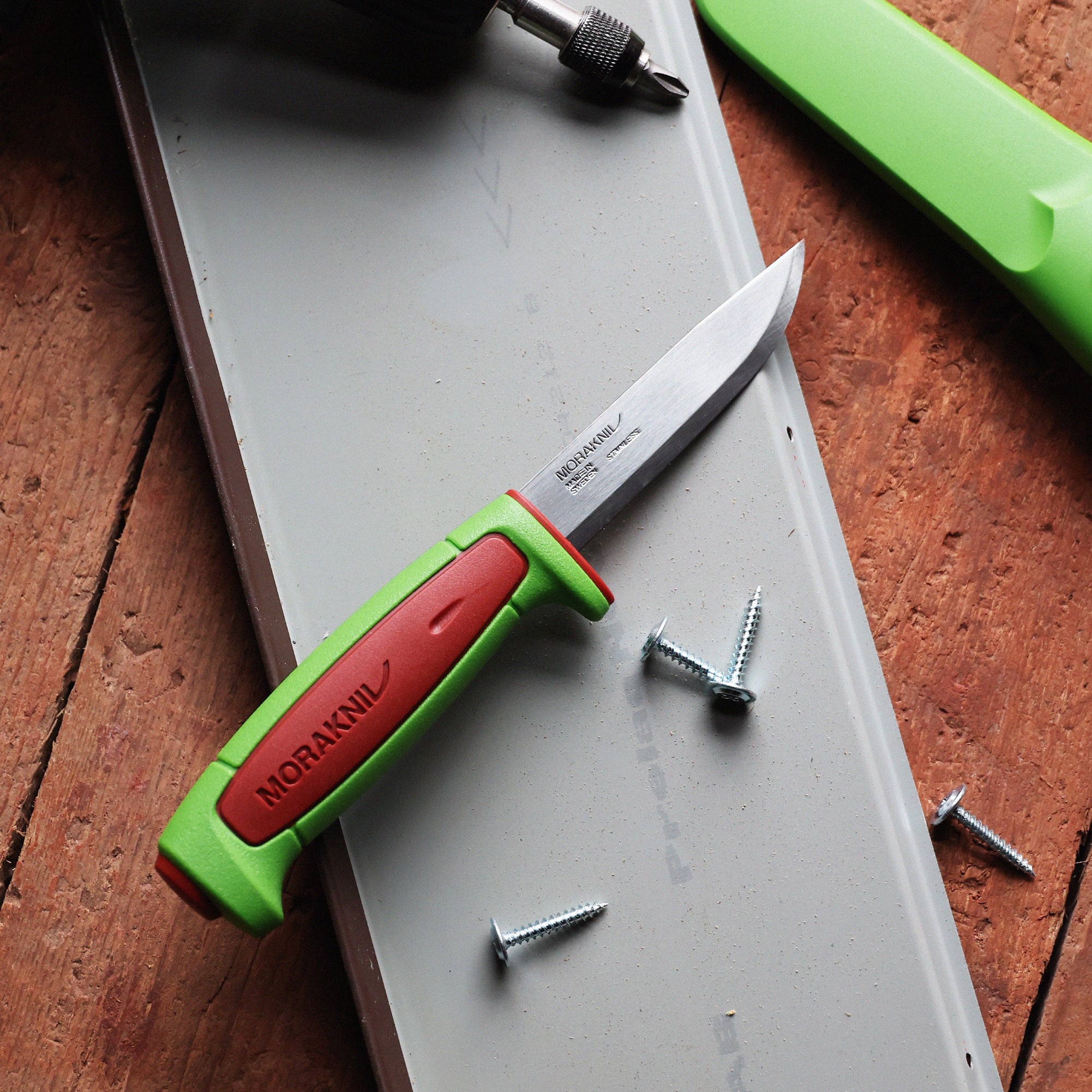 Morakniv_Basic_546_COTY_Green-Red_Lifestyle.jpg
