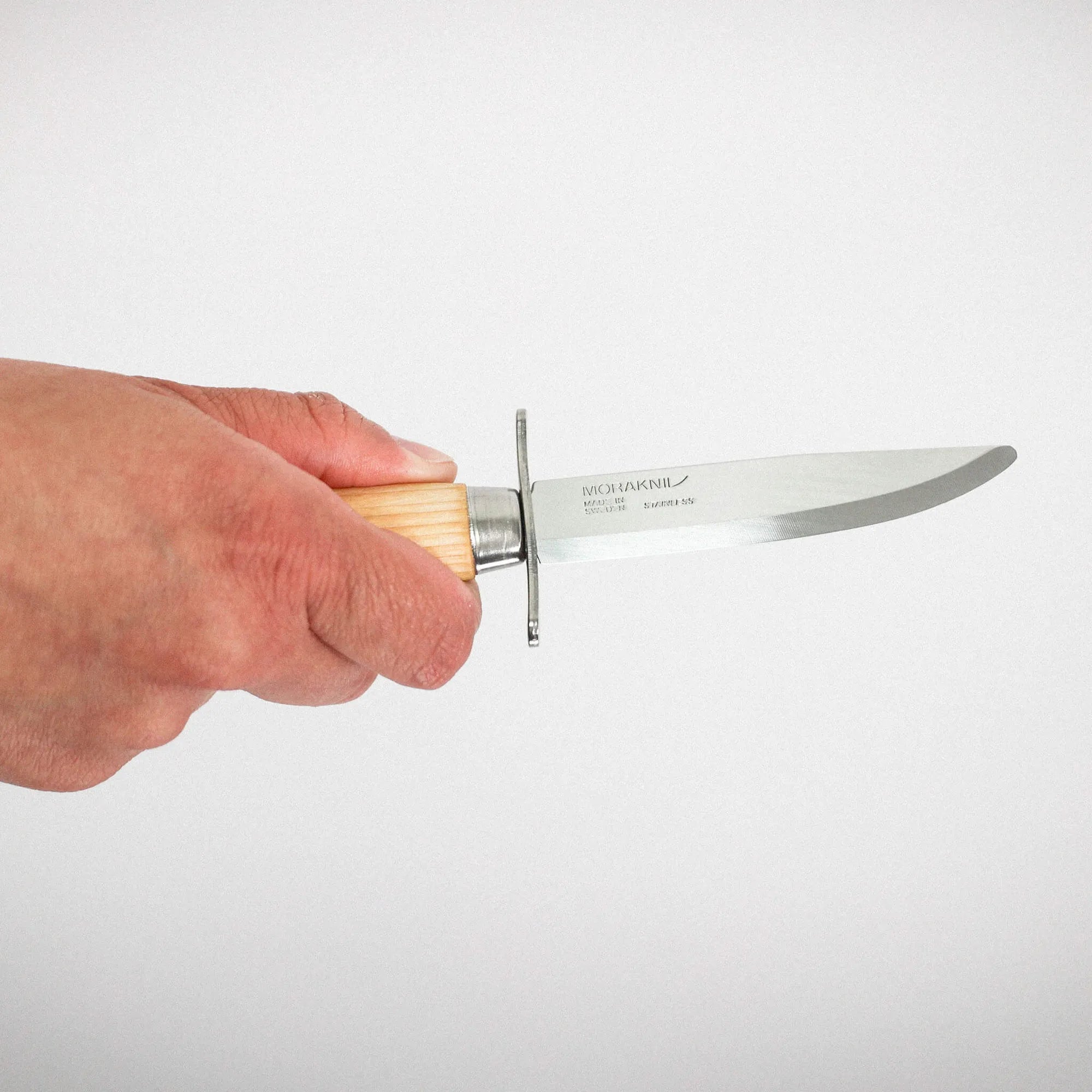 Scout_39_Safe_Natural_Knife_Hand